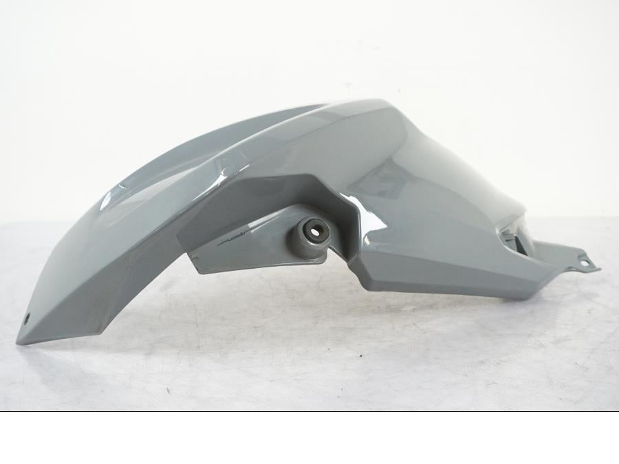 Baksidan på Bensintankskåpa från en Yamaha MT 125 -2017 motorcykel.