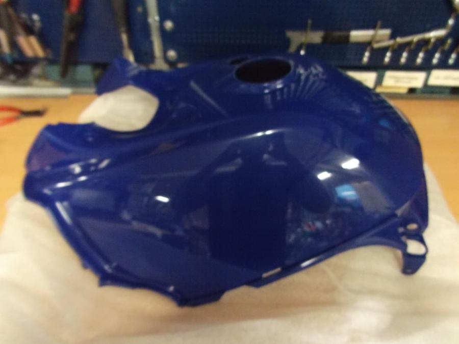 Framsidan på Bensintankskåpa från en Yamaha YFM 450 Grizzly -2014 motorcykel.