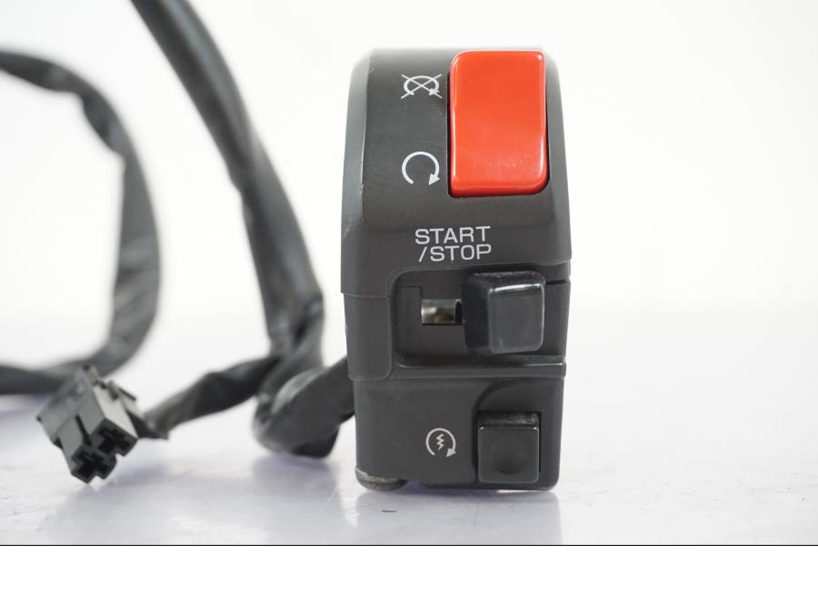 Vänster sida på Styrelreglage från en Kawasaki ZX-6R -2011 motorcykel.