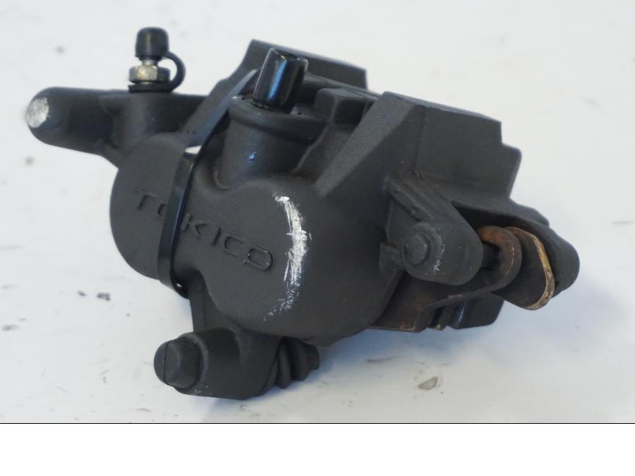 Baksidan på Bromsok från en Kawasaki ER-6N -2012 motorcykel.