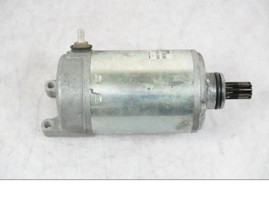 Framsidan på Startmotor från en BMW K 1200 S -2005 motorcykel.