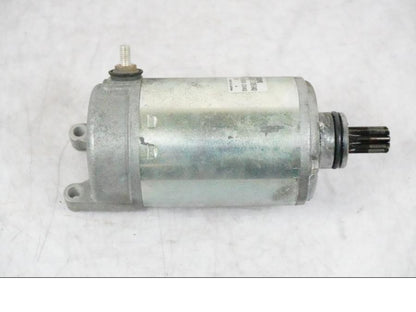 Framsidan på Startmotor från en BMW K 1200 S -2005 motorcykel.