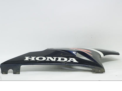 Baksidan på Sidkåpa från en Honda CBR 900 RR -2002 motorcykel.