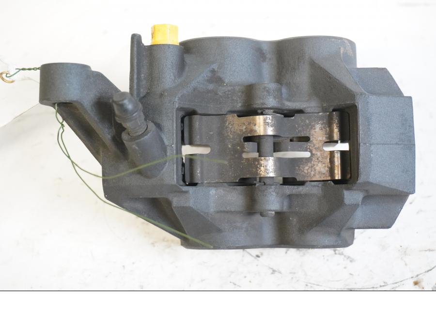 Baksidan på Bromsok från en Yamaha YZF R6 -2000 motorcykel.