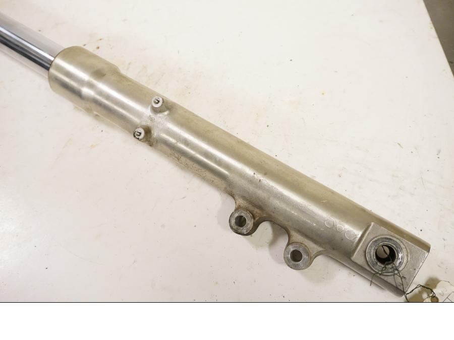 Vänster sida på Gaffelben från en Suzuki LS 650 -1993 motorcykel.