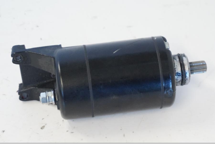 Baksidan på Startmotor från en Kawasaki ER-6N -2012 motorcykel.