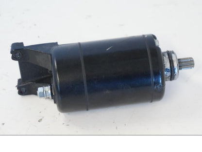 Baksidan på Startmotor från en Kawasaki ER-6N -2012 motorcykel.