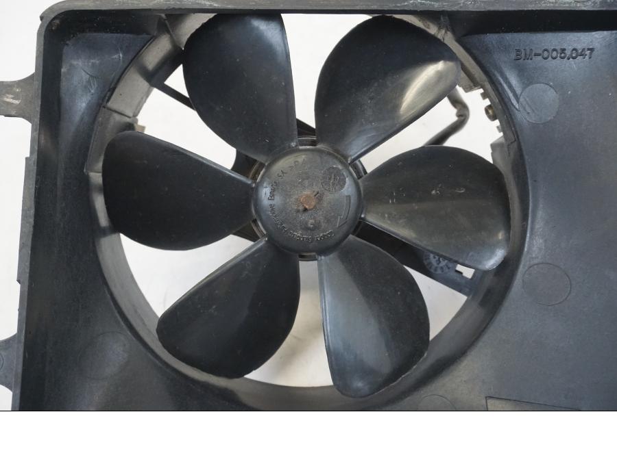 Baksidan på Vattenkylfläkt från en BMW K 1200 LT -2004 motorcykel.