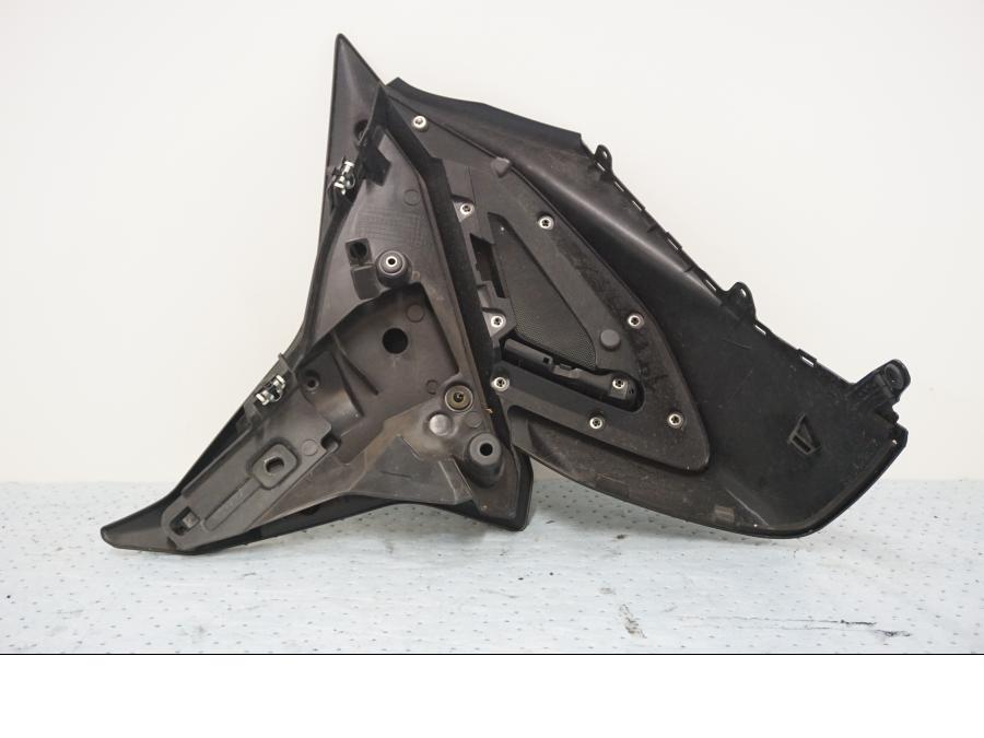 Höger sida på Sidkåpa från en Yamaha MT-09 Tracer -2019 motorcykel.