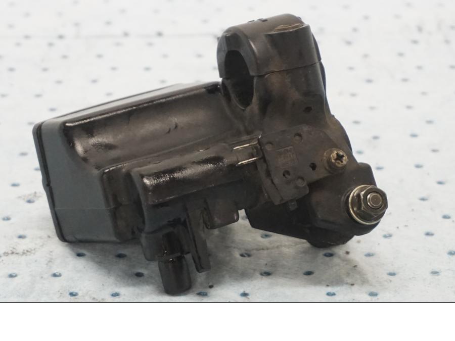 Baksidan på Bromshuvudcylinder från en Triumph Tiger -2001 motorcykel.