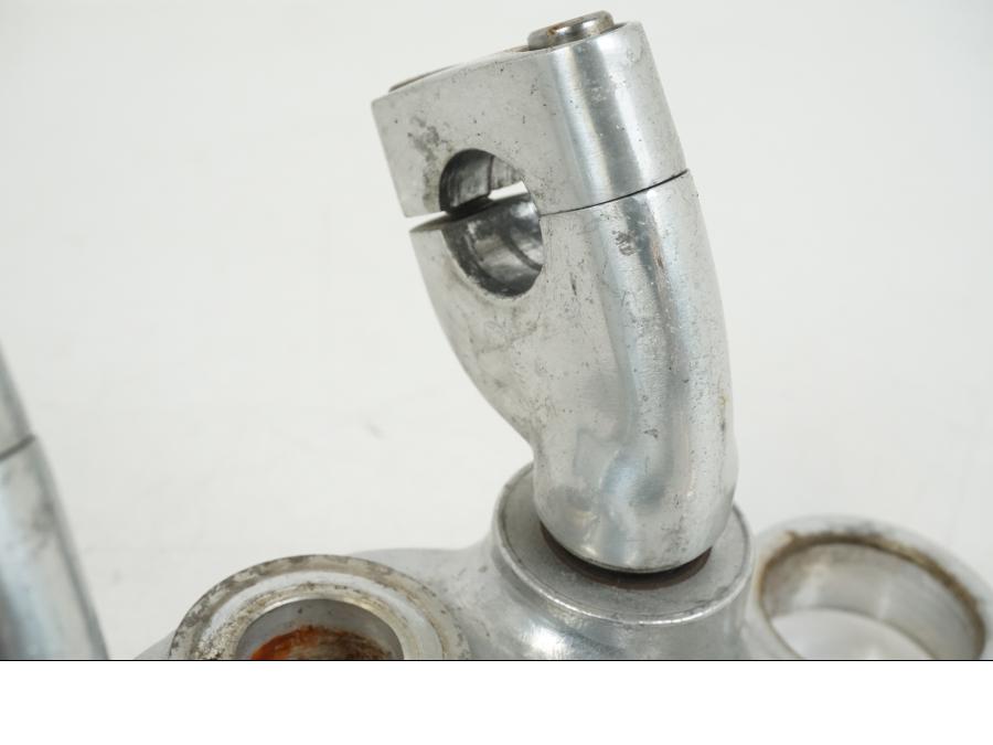 Vänster sida på Gaffelkrona från en Yamaha XV 1100 -1993 motorcykel.