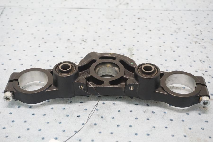 Baksidan på Gaffelkrona från en Kawasaki Z 650 ABS -2020 motorcykel.