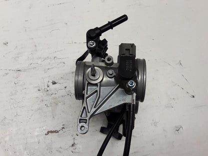 Vänster sida på Spjällhus från en Kawasaki ER-6N -2015 motorcykel.