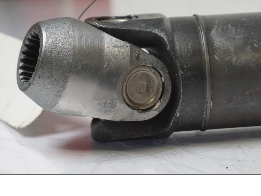 Vänster sida på <p>Kardanaxel från BMW R 1200 C 2002.</p>

<p>Bakre knut hackar lite.</p> motorcykel.