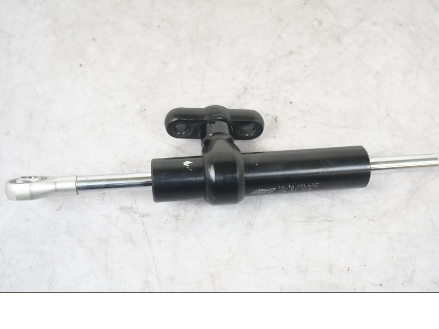 Framsidan på Styrdämpare från en KTM 1290 Super Adventure S -2022 motorcykel.