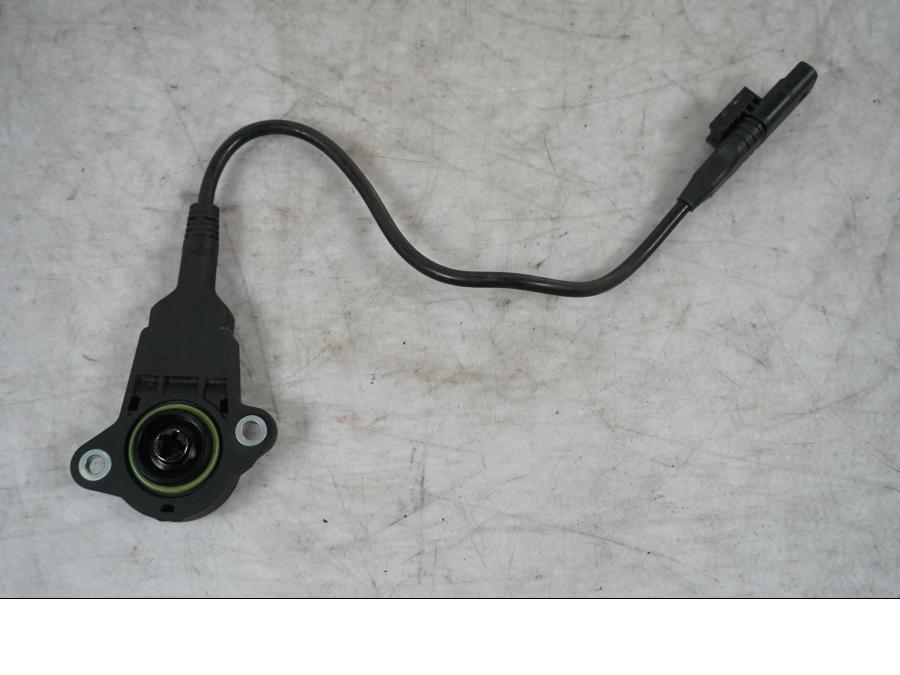 Baksidan på Växellådsgivare från en BMW S 1000 XR -2019 motorcykel.