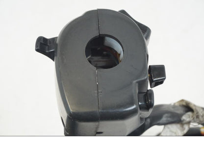 Snett nerifrån på Styrelreglage från en Yamaha YZF 1000 R1 -2004 motorcykel.