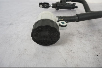 Snett uppifrån på Bromshuvudcylinder från en Yamaha MT-09 -2020 motorcykel.