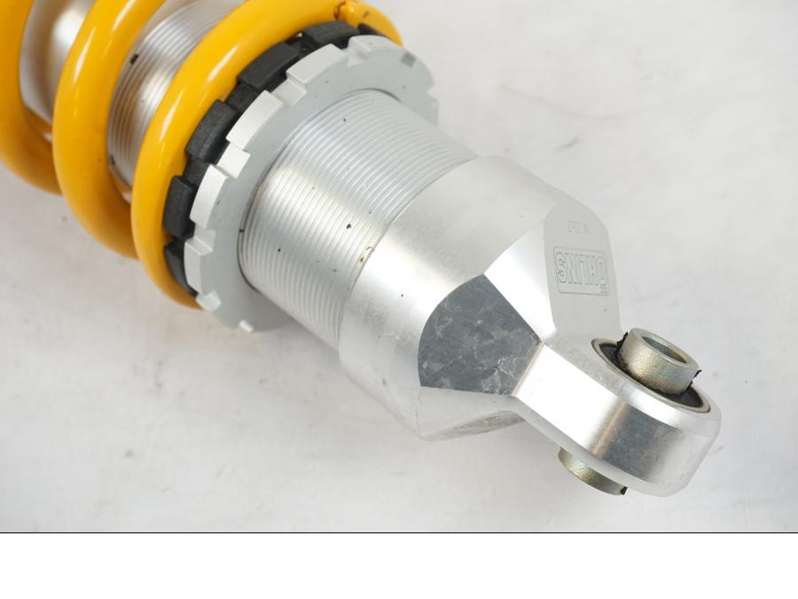Snett uppifrån på Stötdämpare Öhlins från en Yamaha MT-09 -2019 motorcykel.
