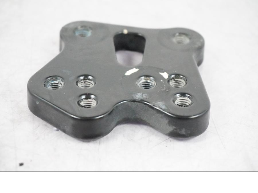 Baksidan på Fotpinnefäste inre från en Suzuki GSX-R 1000 -2008 motorcykel.