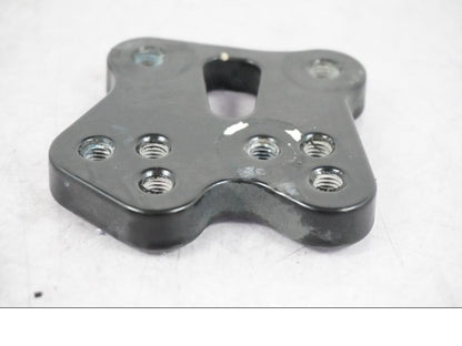 Baksidan på Fotpinnefäste inre från en Suzuki GSX-R 1000 -2008 motorcykel.