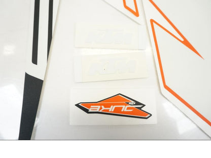 Vänster sida på Dekal från en KTM 125 Duke -2018 motorcykel.