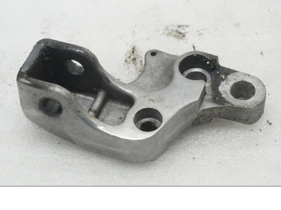 Baksidan på Fotpinnefäste från en Triumph Legend TT -2000 motorcykel.