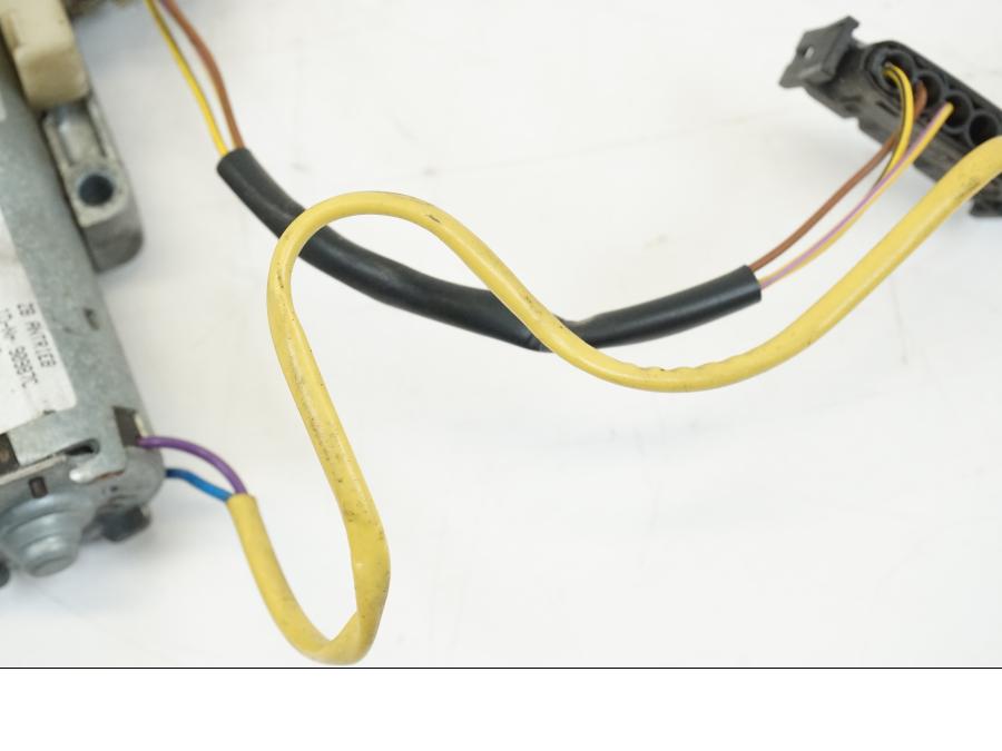 Höger sida på Vindrutemotor från en BMW K 1200 LT -2004 motorcykel.