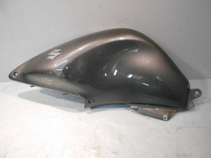 Framsidan på Bensintankskåpa från en Suzuki DL 650 -2013 motorcykel.