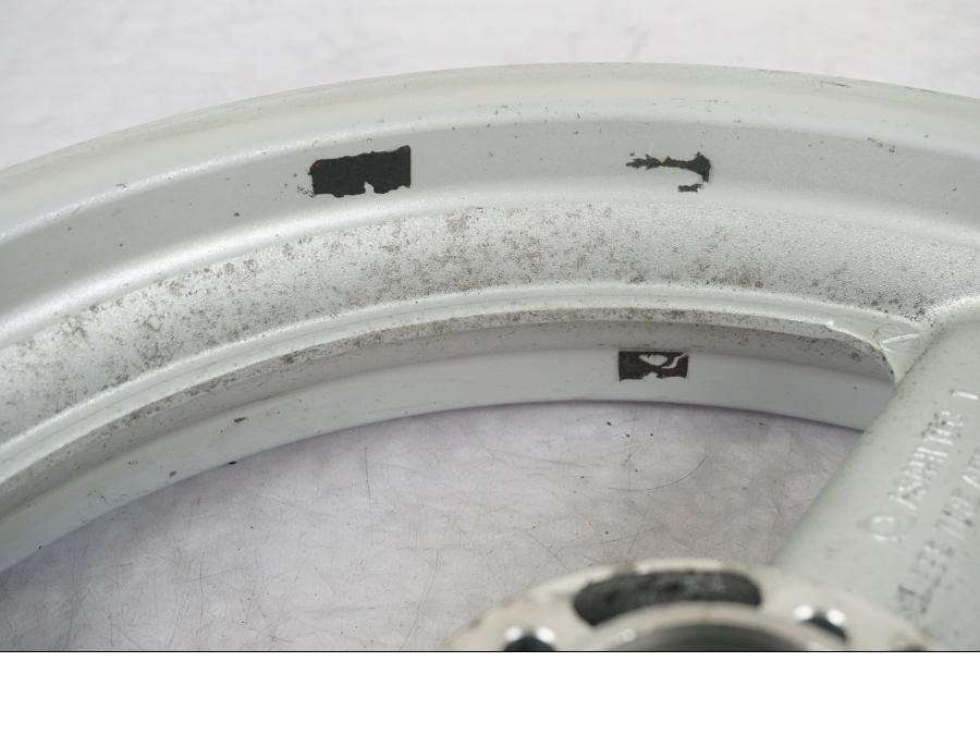 Extrabild6 på Fälg från en Suzuki SV 650 -1999 motorcykel.