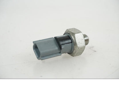 Framsidan på Oljetryckgivare från en KTM 1290 Super Duke R -2021 motorcykel.