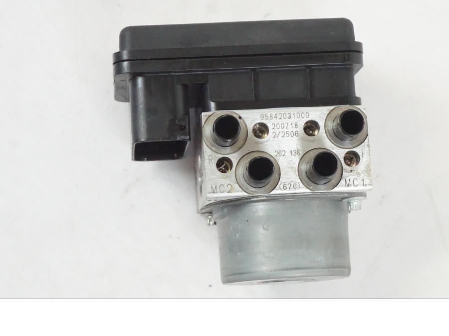 Baksidan på ABS Modulator från en KTM 390 Adventure -2021 motorcykel.