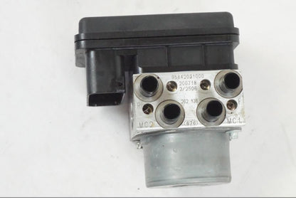 Baksidan på ABS Modulator från en KTM 390 Adventure -2021 motorcykel.