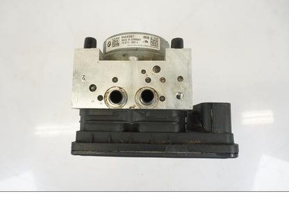 Snett nerifrån på ABS Modulator från en BMW R 1250 GS -2019 motorcykel.