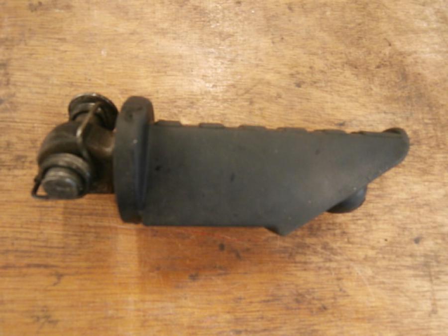 Framsidan på Fotpinne från en Buell X1 Lightning -2002 motorcykel.