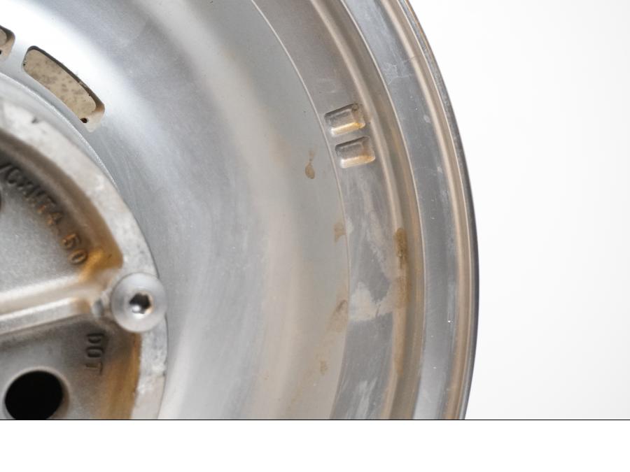 Snett nerifrån på Fälg från en Kawasaki VN 900 -2007 motorcykel.