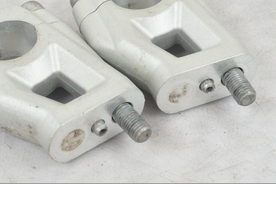 Vänster sida på Styrfäste från en Triumph Tiger Explorer -2013 motorcykel.