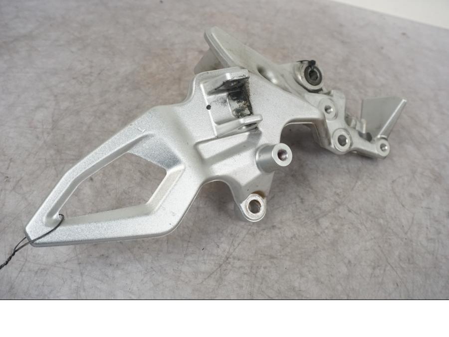 Baksidan på Fotpinnefäste från en BMW F 800 R -2018 motorcykel.