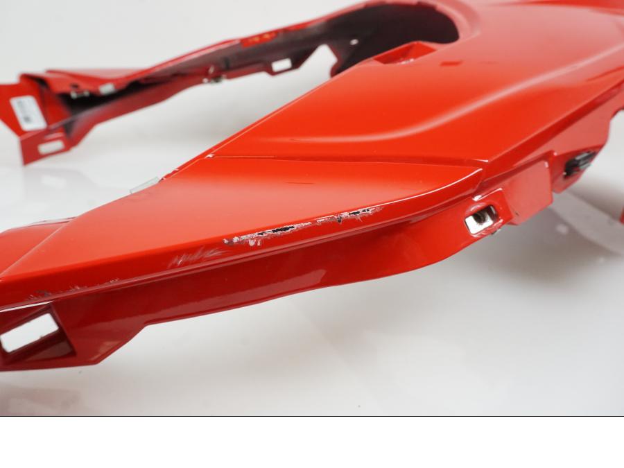 Snett nerifrån på Bensintankskåpa från en BMW S 1000 XR -2019 motorcykel.