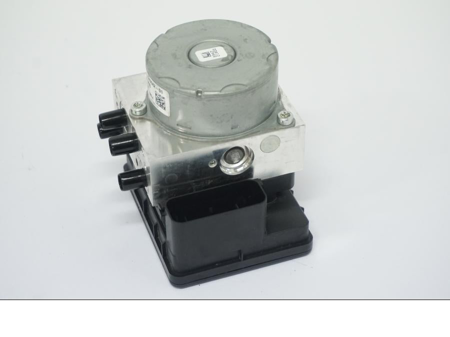 Snett nerifrån på ABS Modulator från en BMW R 1250 GS -2022 motorcykel.