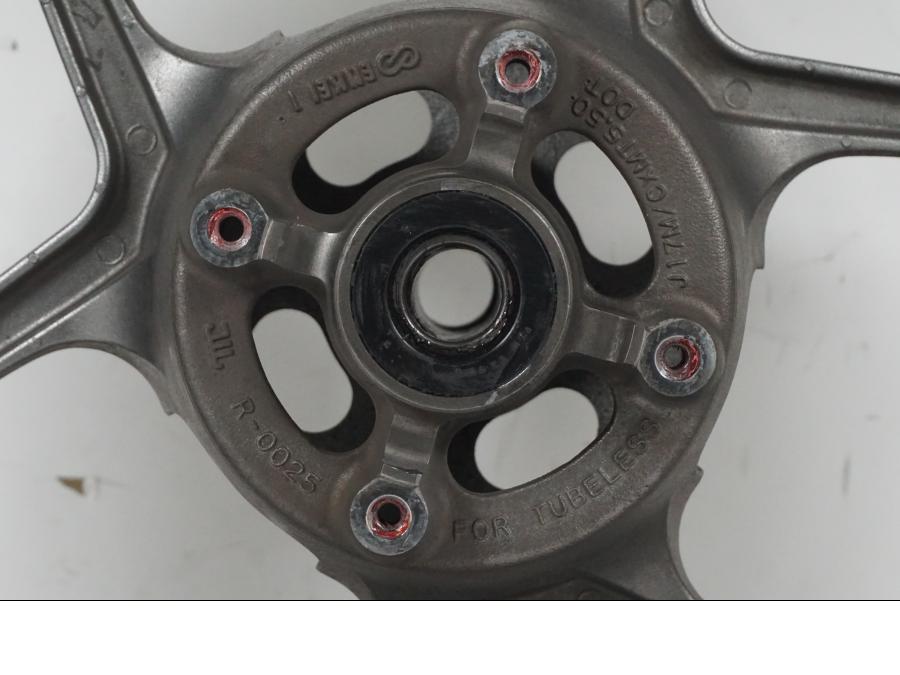 Extrabild3 på Fälg från en Kawasaki ZX-6R -2005 motorcykel.