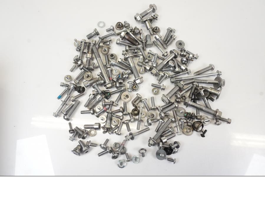 Snett uppifrån på Skruv / Mutter etc från en Triumph Trident -2021 motorcykel.