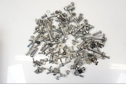 Snett uppifrån på Skruv / Mutter etc från en Triumph Trident -2021 motorcykel.