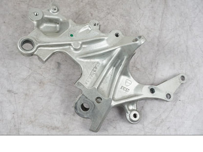 Snett uppifrån på Fotpinnefäste från en Ducati Multistrada V4 -2024 motorcykel.