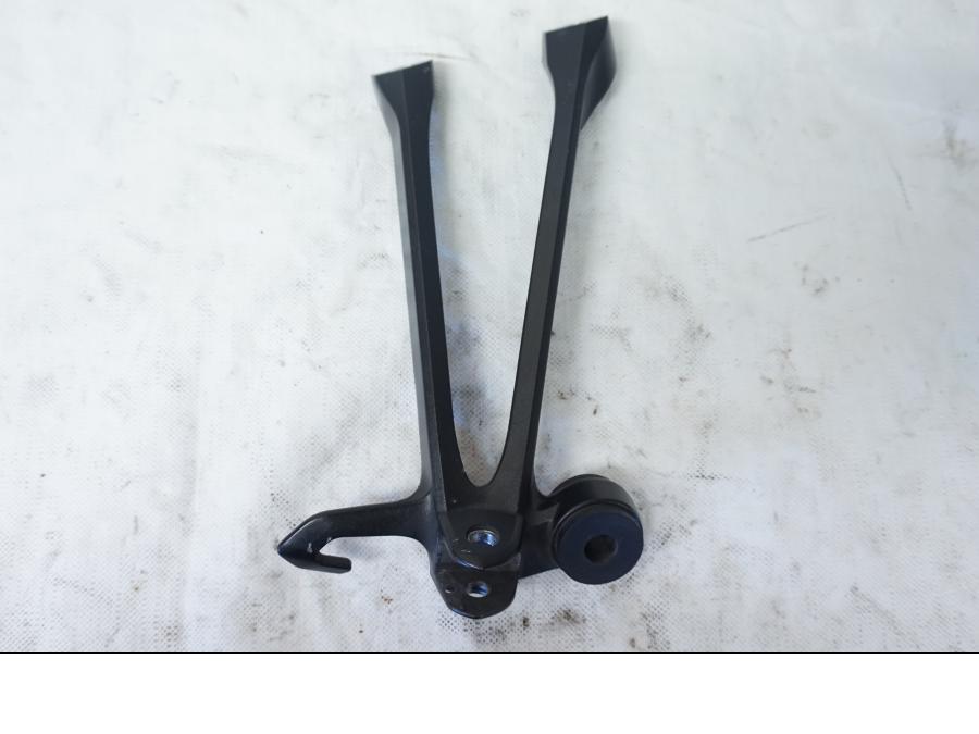 Framsidan på Fotpinnefäste från en Suzuki GSX-R 1000 -2009 motorcykel.