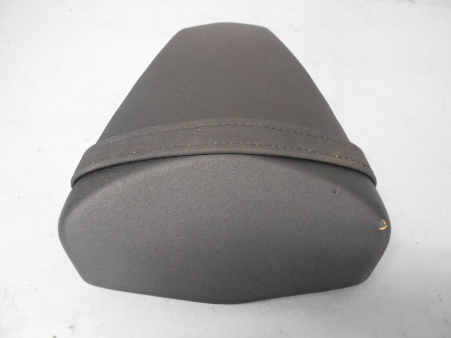 Vänster sida på Sadel från en Kawasaki Z 1000 -2012 motorcykel.