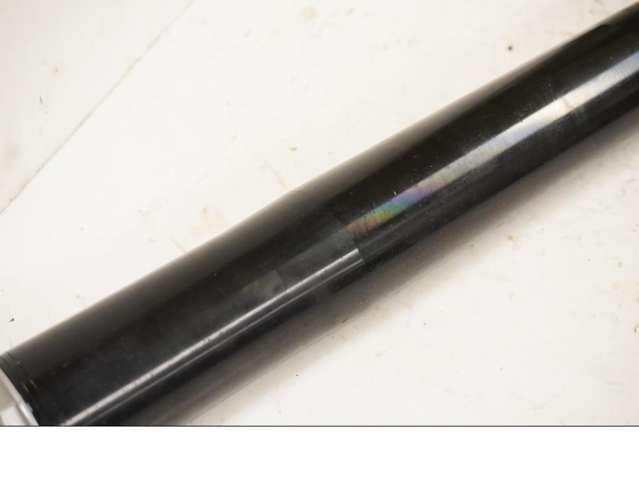 Snett nerifrån på Gaffelben från en KTM RC8 -2009 motorcykel.