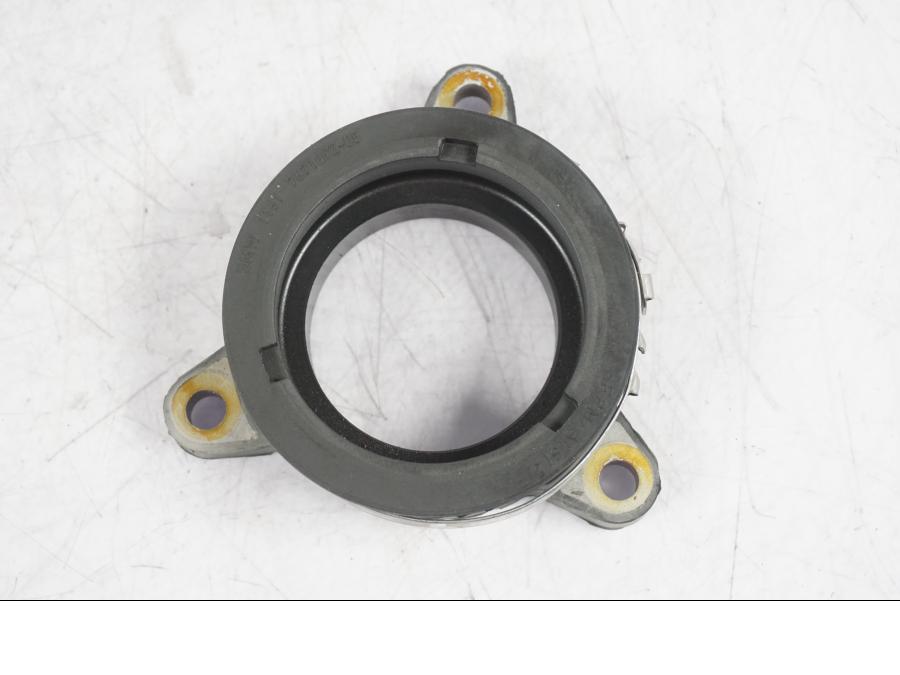 Baksidan på Insugsgummi från en BMW R 1200 GS -2005 motorcykel.