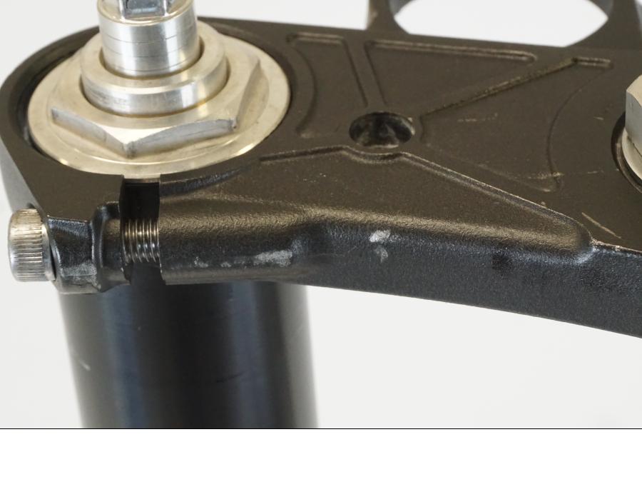 Vänster sida på Gaffelpaket från en Yamaha YZF 1000 R1 -2009 motorcykel.