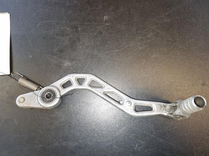 Baksidan på Bromspedal från en KTM 625 SXC -2004 motorcykel.